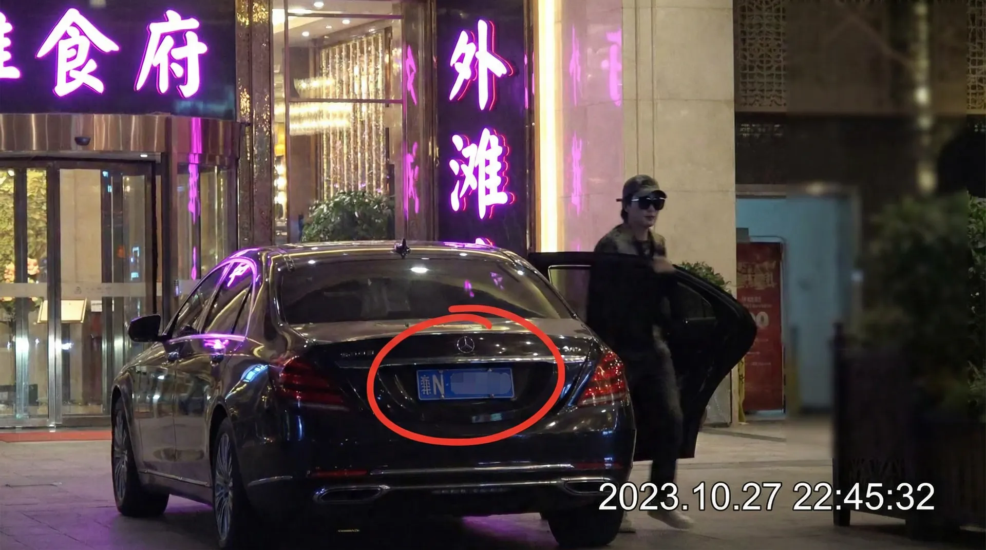 91      一起草wwwcom17 - 豪车餐厅外偷拍